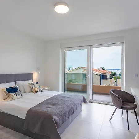 4 Bedroom Beautiful In Holiday home