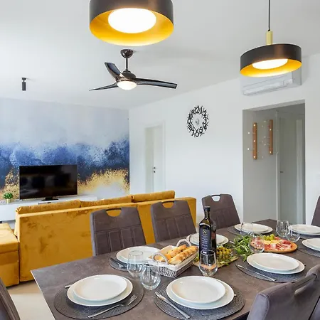 4 Bedroom Beautiful In Holiday home Medulin
