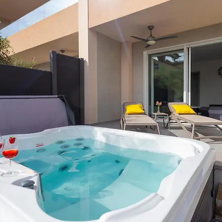 4 Bedroom Beautiful In Casa de Férias